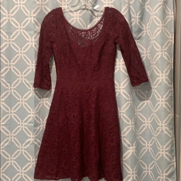 White House Black Market Adorable Burgundy Lace Dress with Sleeves size 0P EUC - Picture 3 of 3